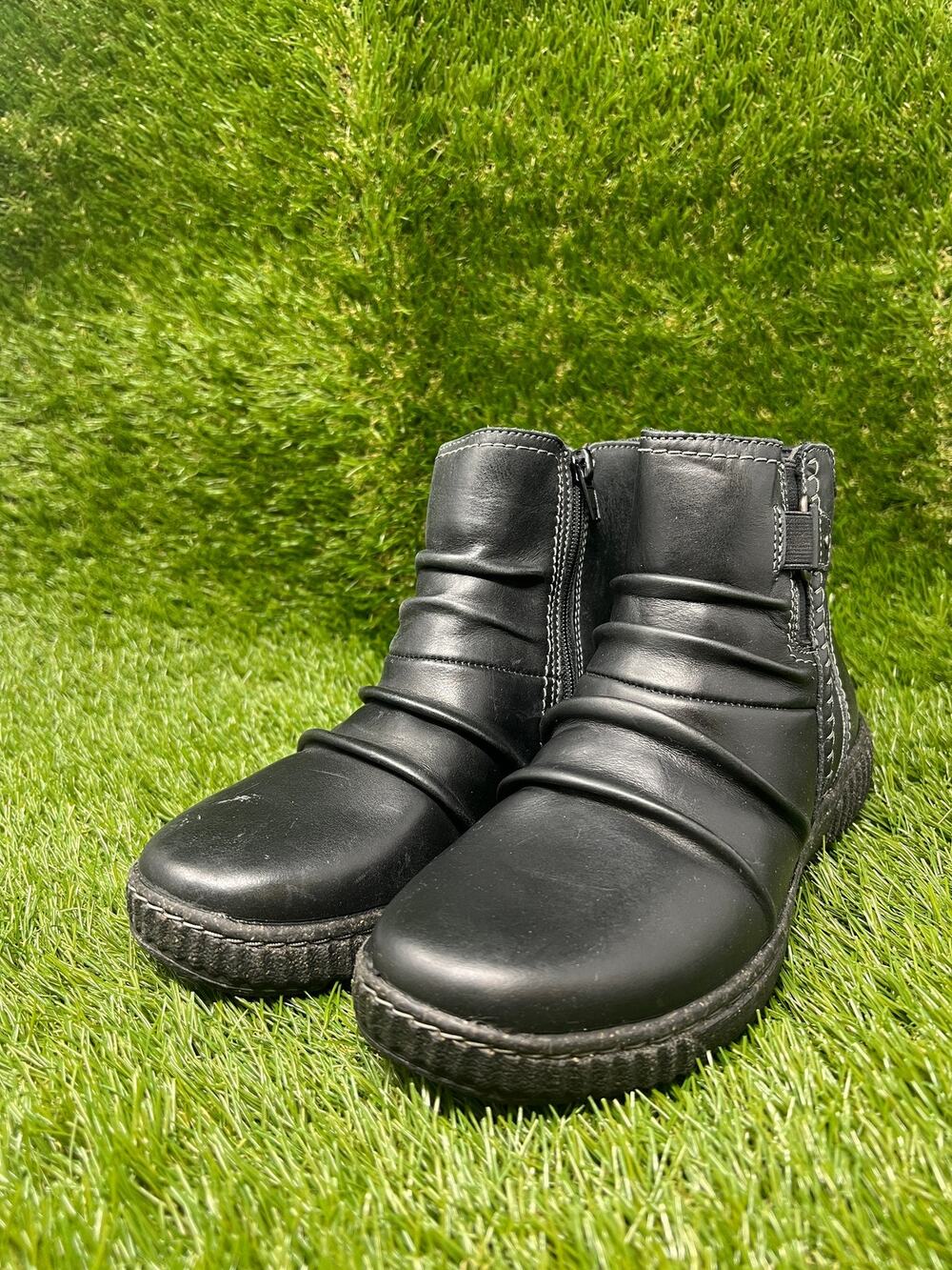 Clarks Women's 6.5M Caroline Orchid Ruched Black Leather Boots